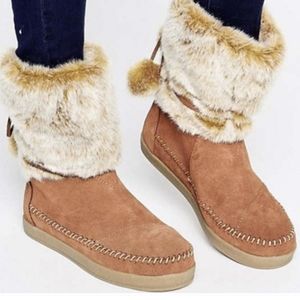 TOMS Rawhide Genuine Suede Moccasin Nepal Boots Size 6
